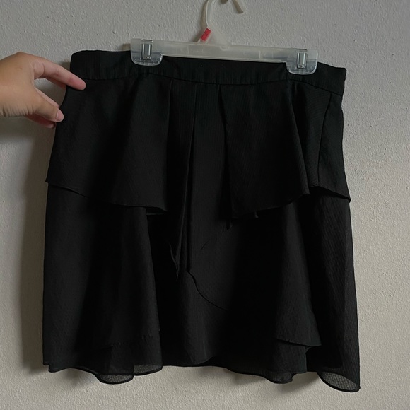 BCBG generation ruffled mini skirt in black - Picture 2 of 4